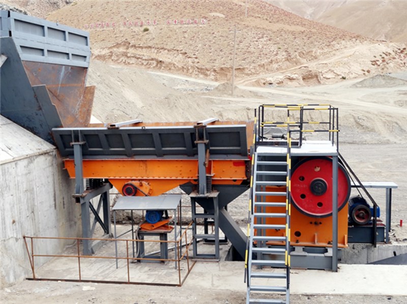 振动给料机输送物料至颚式破碎机