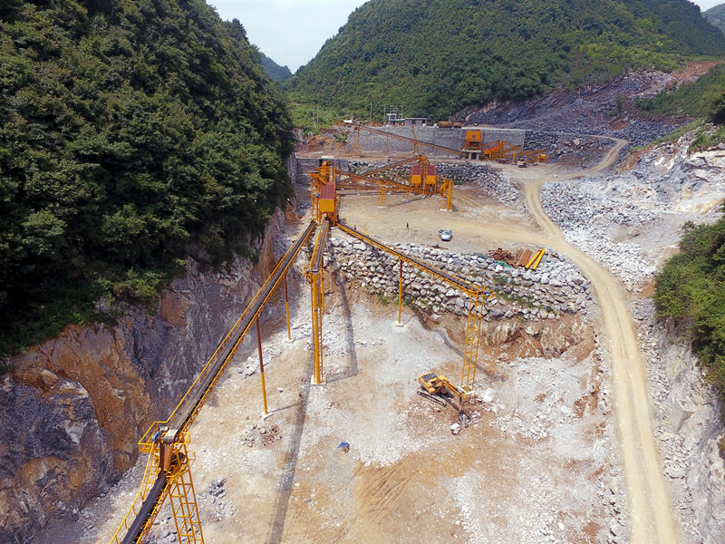 破碎生产线现场图片